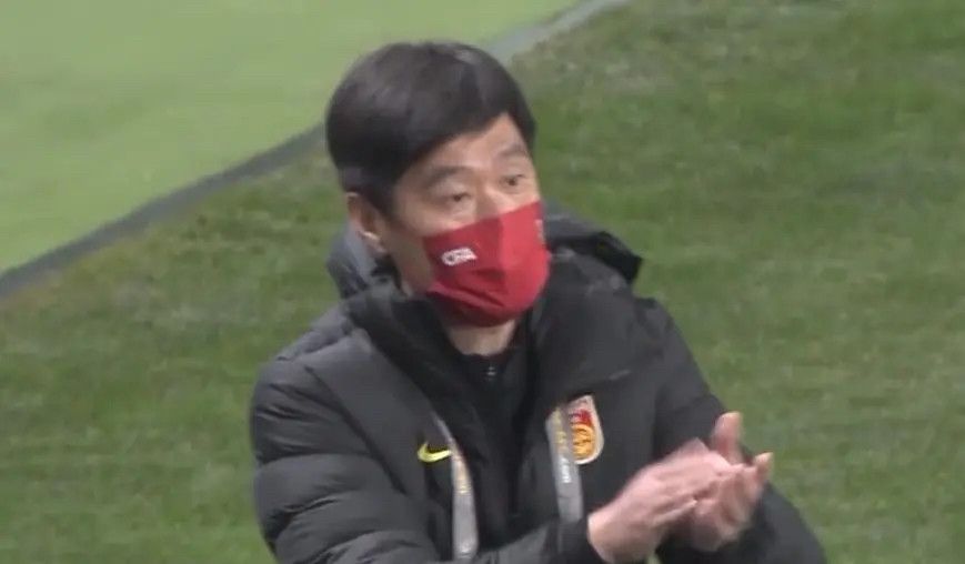 主裁判看完VAR后判罚点球。